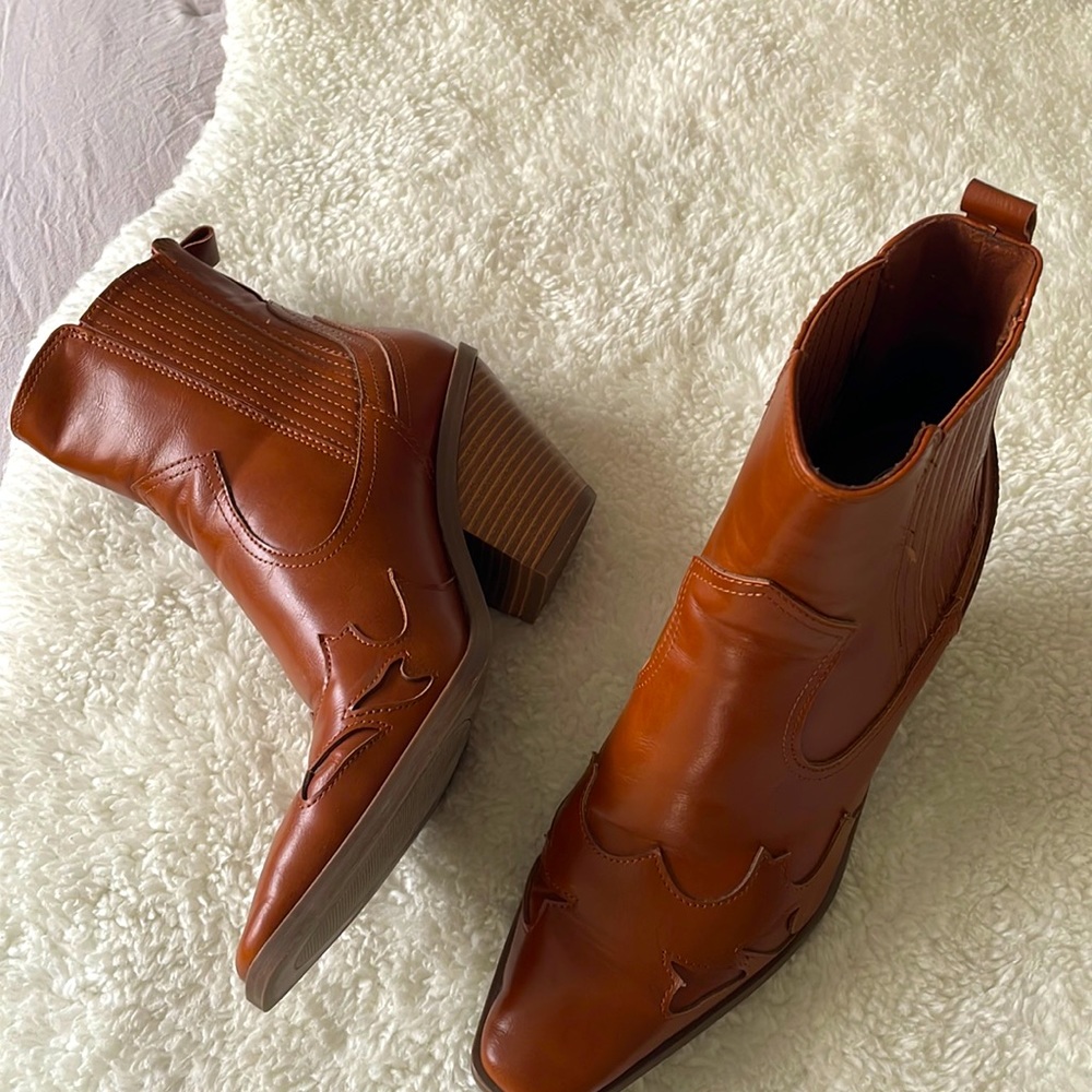 Gorgeous saddle color western ankle bootie size 8 - Picture 2 of 3